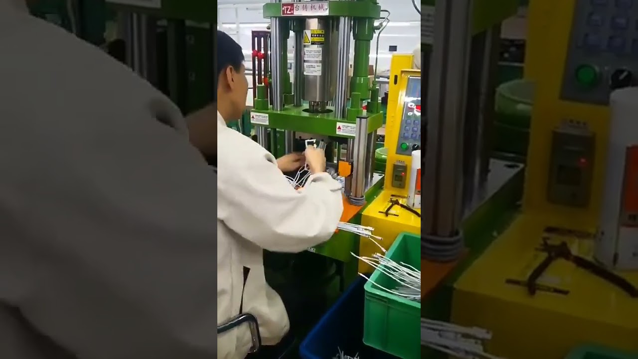 Vertical Small Plastic Injection Molding Machine | Moulding Machinery